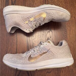 Women’s Nike tennis shoes